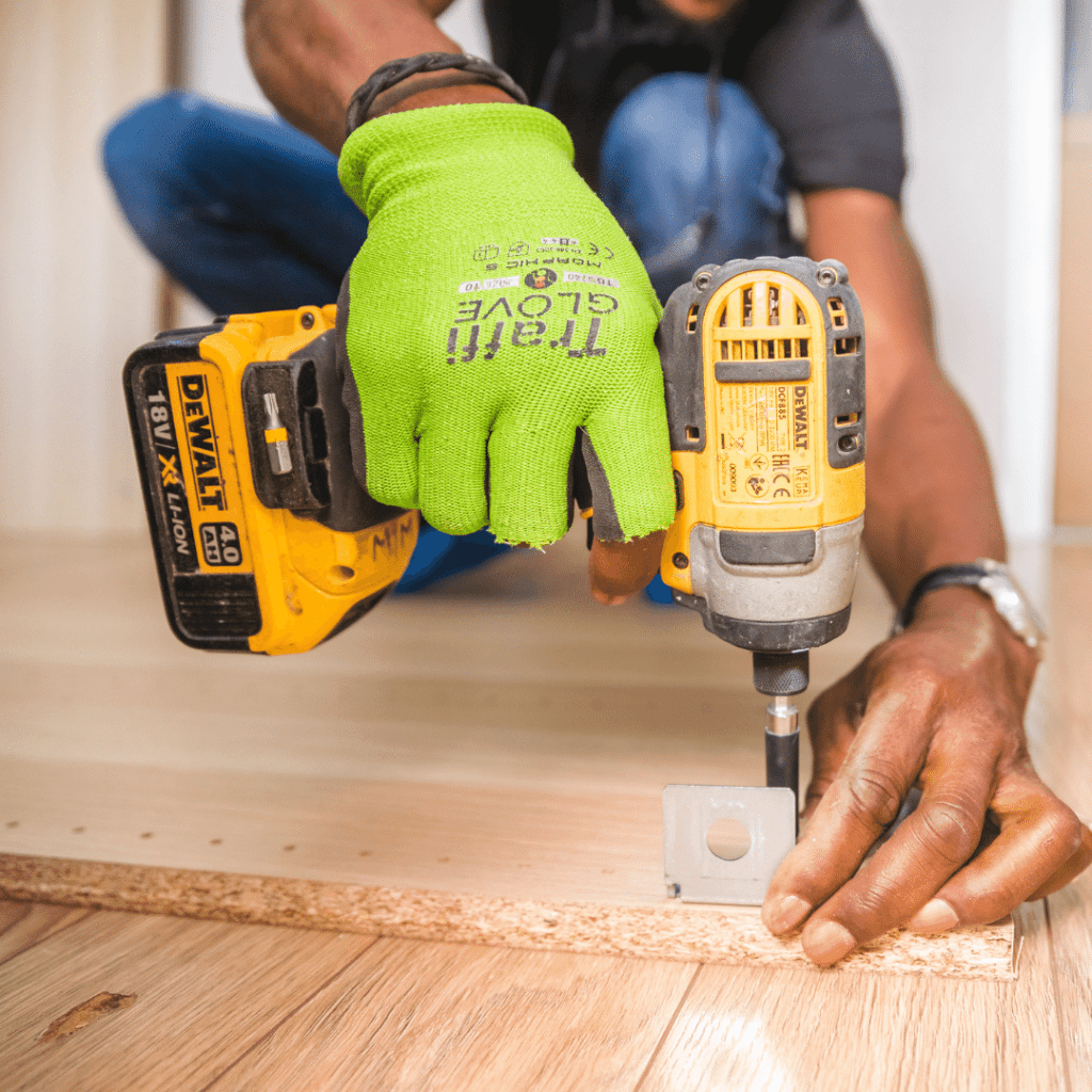 assistencia-tecnica-ampla-equipamentos-homem-usando-equipamento