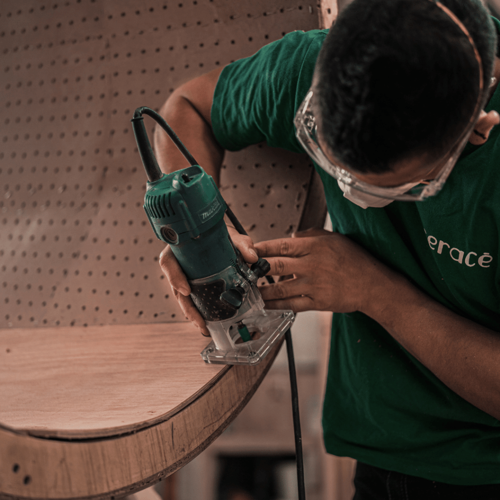 assistencia-tecnica-ampla-equipamentos-homem-cortando-madeira