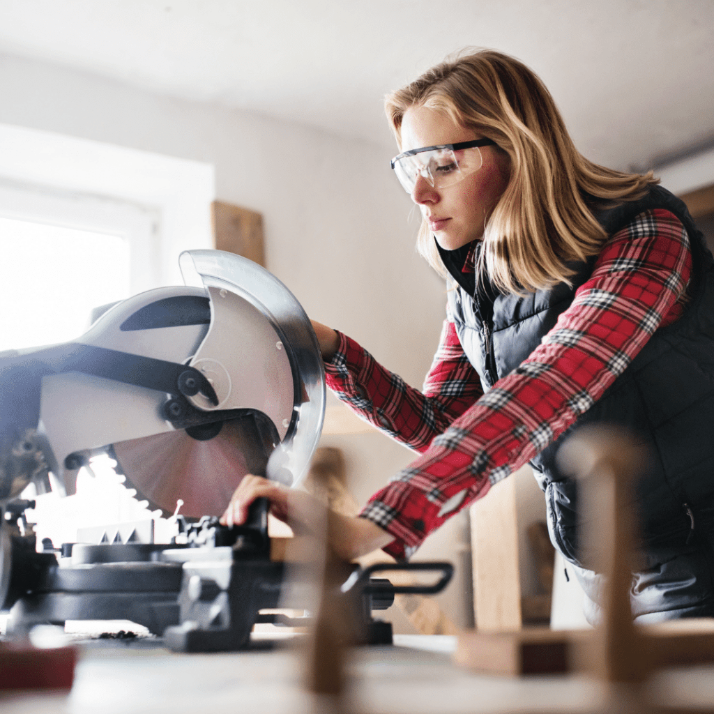 assistencia-tecnica-ampla-equipamentos-mulher-usando-equipamento