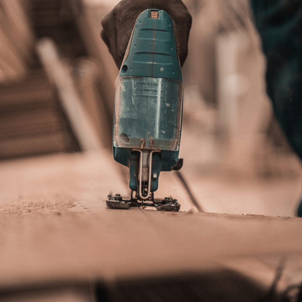 assistencia-tecnica-ampla-equipamentos-homem-usando-equipamento